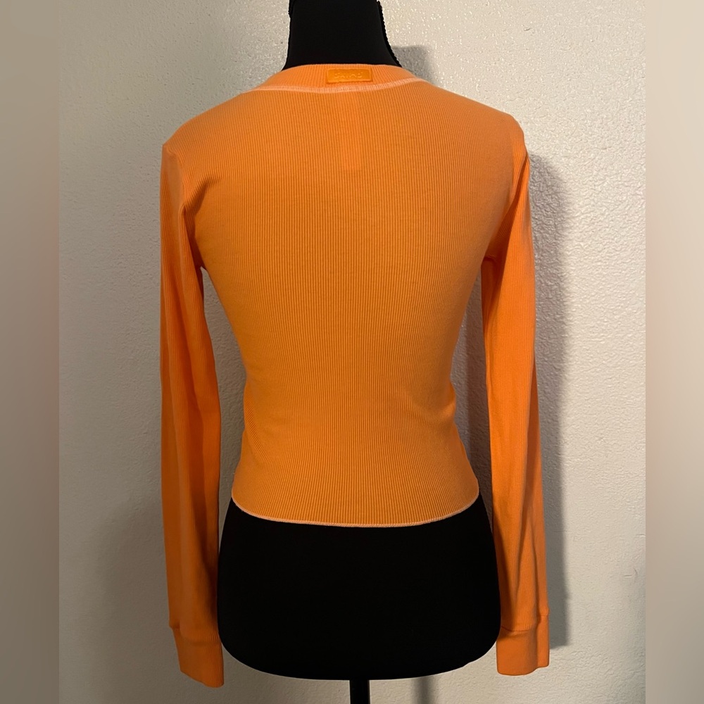SKIMS Apricot Long-Sleeve Crop Henley Crop Top - Picture 4 of 6
